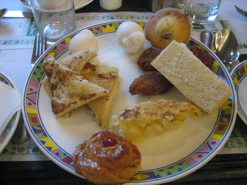 breakfast at Holiday Inn in Agra